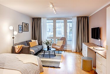 Maxvorstadt: Spacious 1-room apartment with west-facing loggia