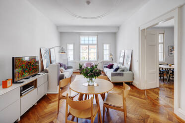 Schwabing: spacious historic apartment for 6-9 months