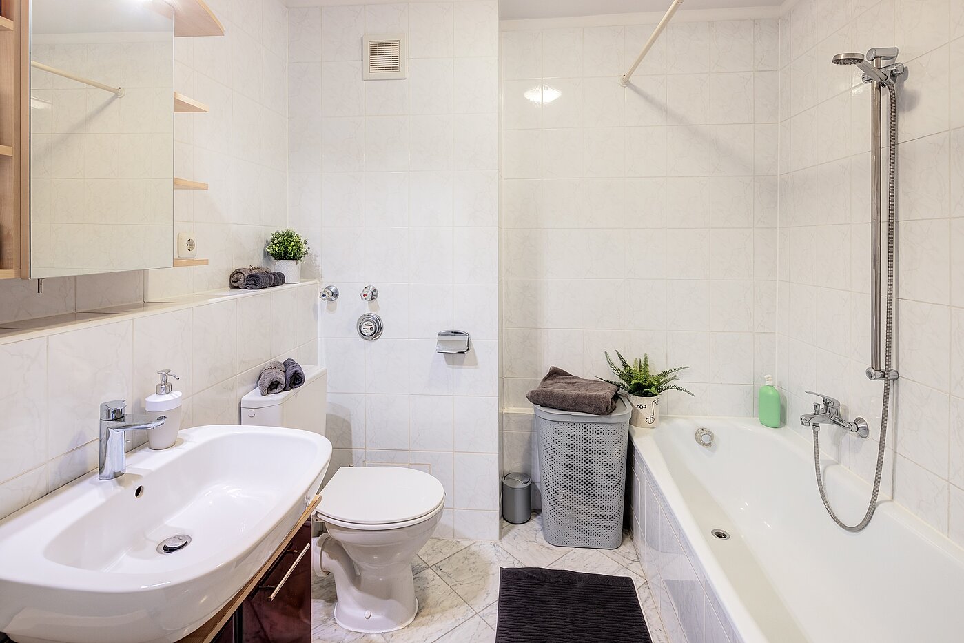 Apartment with 2 room | 70206 | Bad mit Badewanne