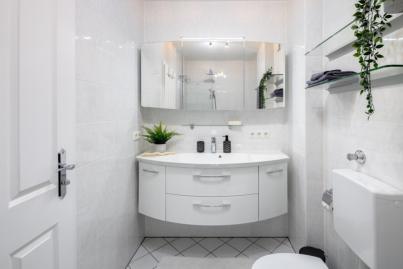 Apartment with 3 room | München-Obergiesing | 70028 | ...neuem Waschtisch, Badewanne...