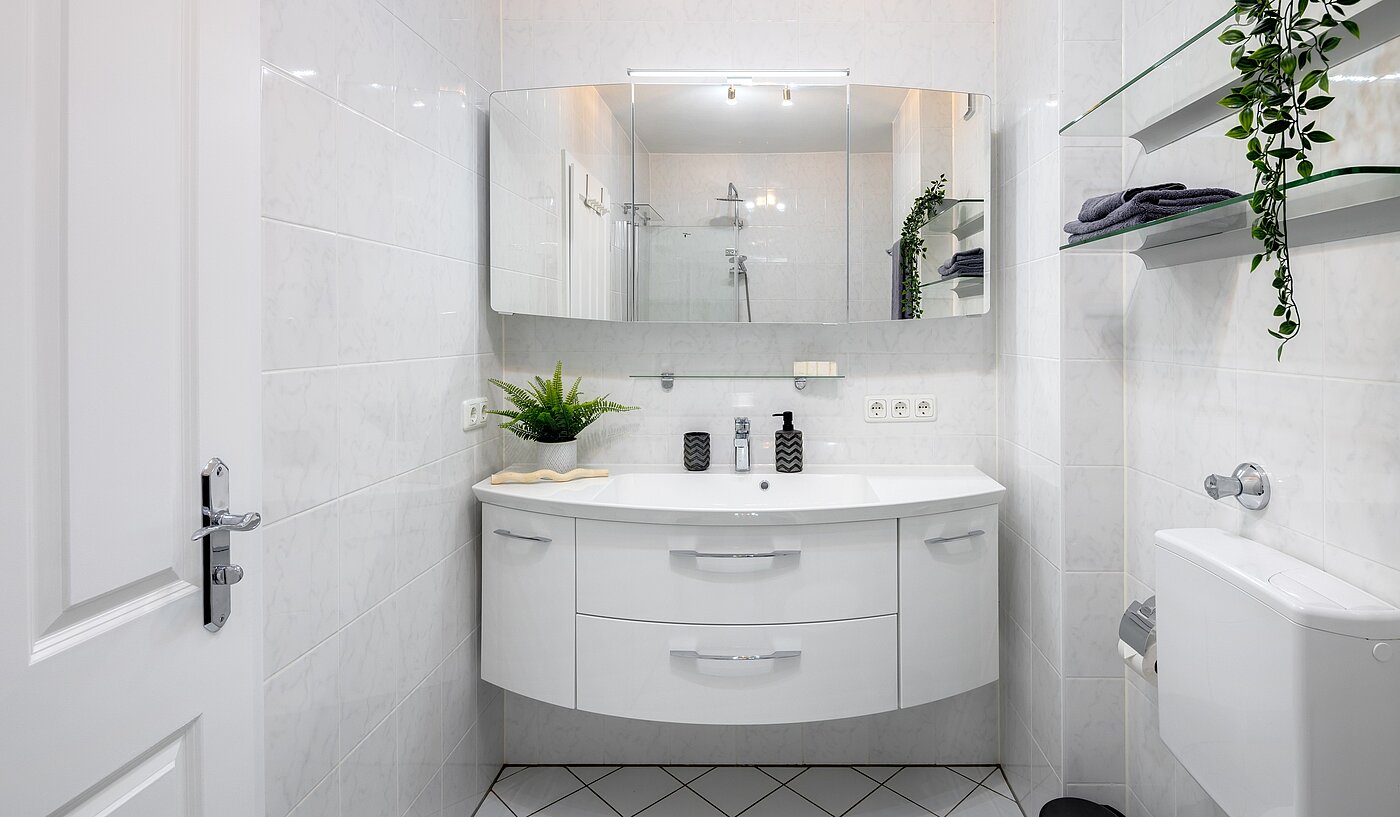 Apartment with 3 room | München-Obergiesing | 70028 | ...neuem Waschtisch, Badewanne...