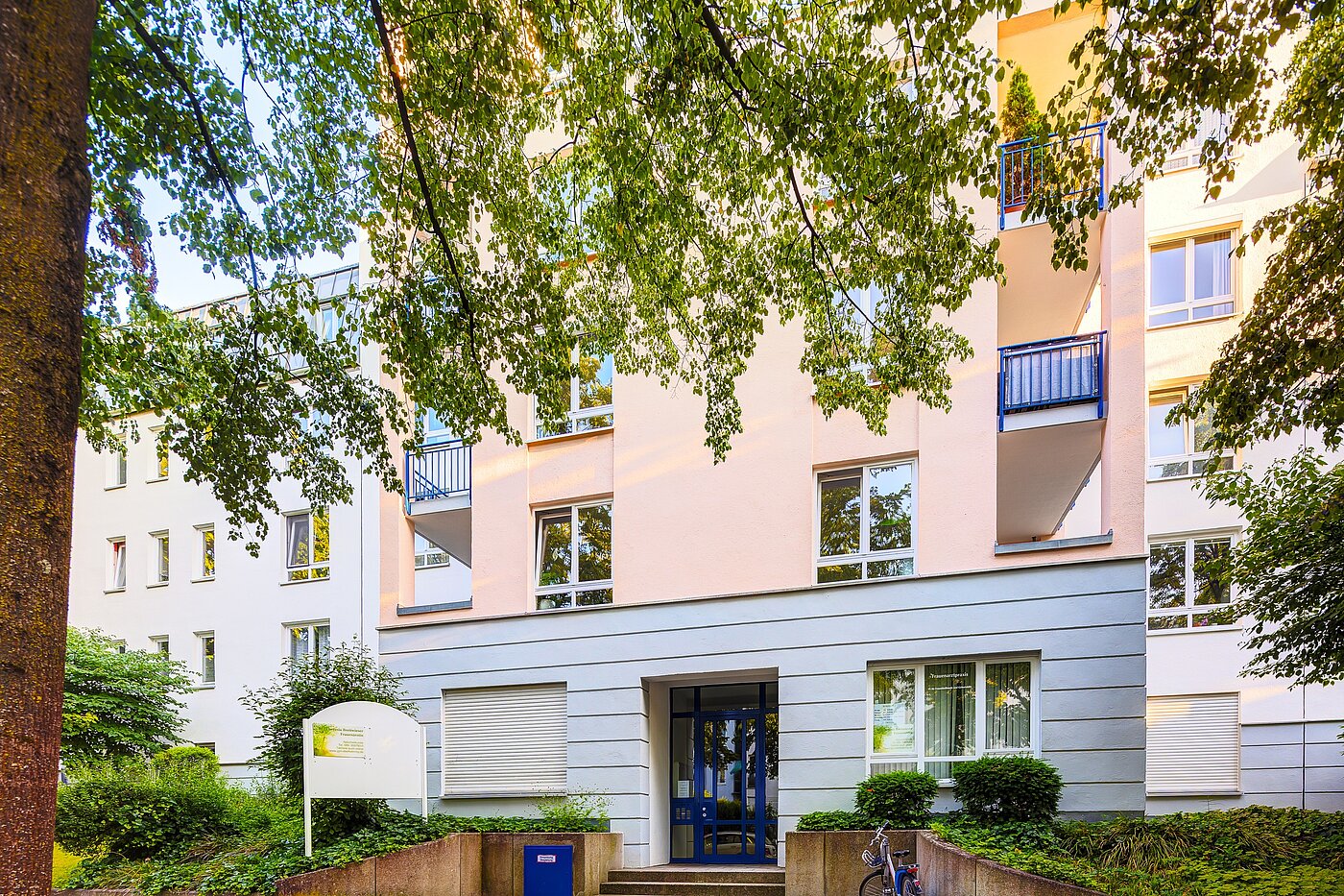 Apartment with 3 room | München-Oberföhring | 70246 | Ansicht von der Straße aus