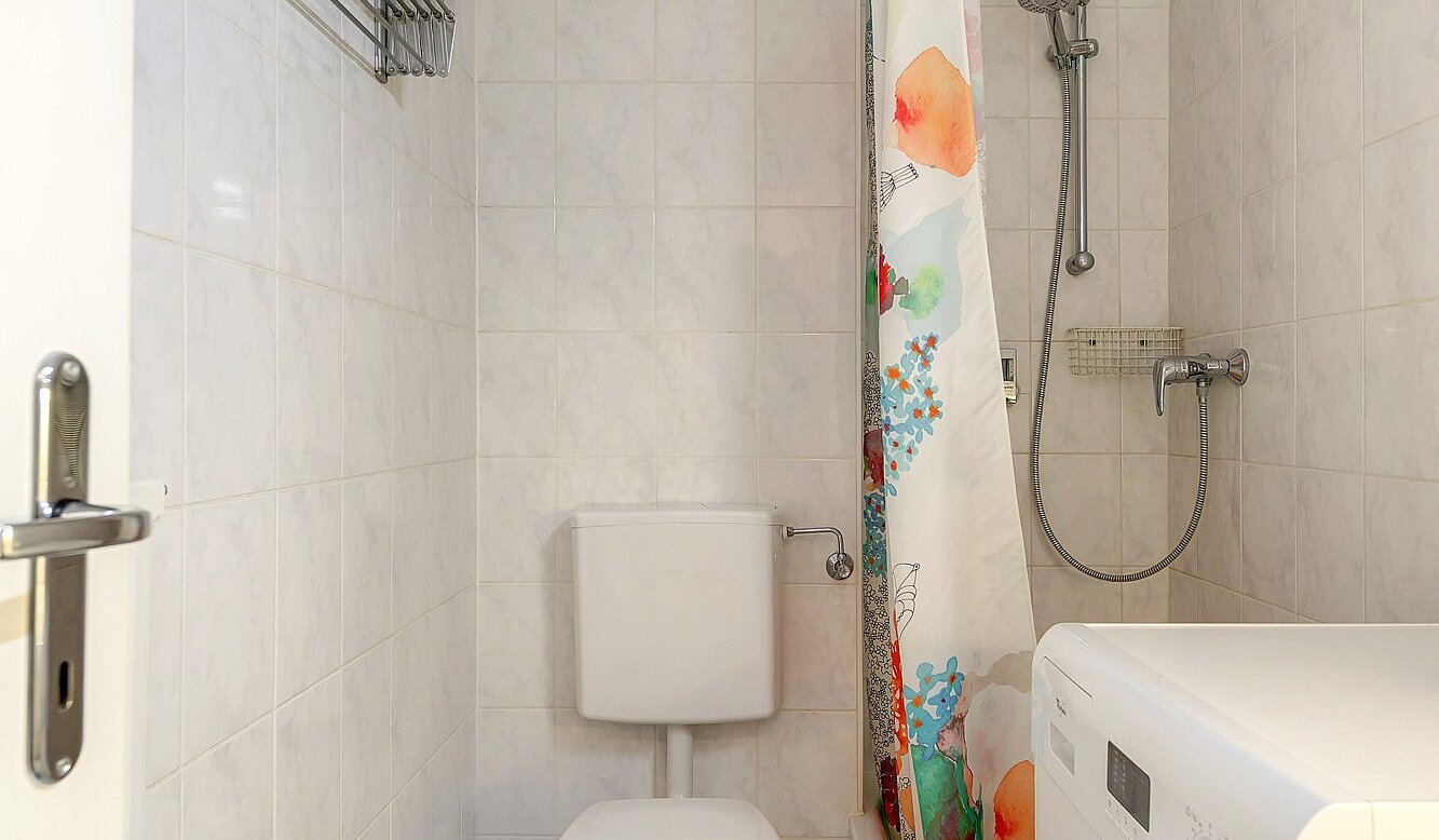 Ground floor apartment with 1 room | München-Nymphenburg | 2203ML1 | Duschbad mit Waschtrockner