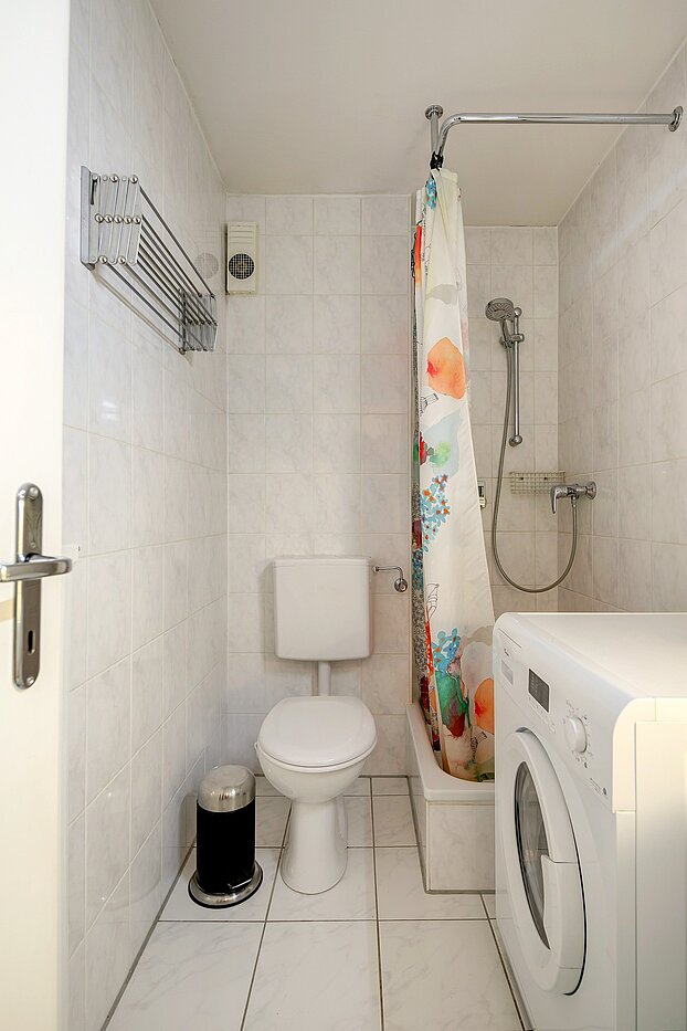 Ground floor apartment with 1 room | München-Nymphenburg | 2203ML1 | Duschbad mit Waschtrockner