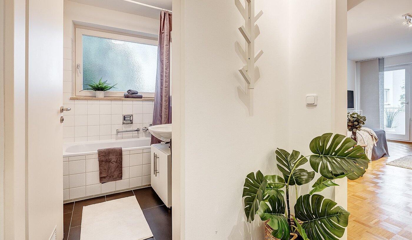 Apartment with 1 room | München-Solln | 2109ML4 | Blick ins Bad...