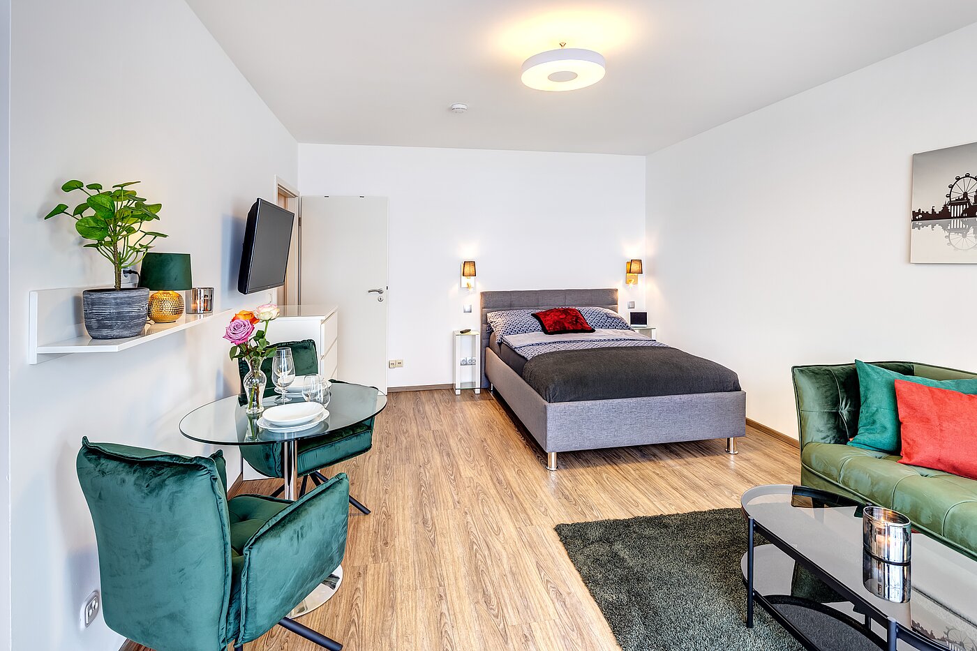 Apartment with 1 room | München-Ludwigsvorstadt | 70176 | ...mit kleinem Tisch für Zwei...