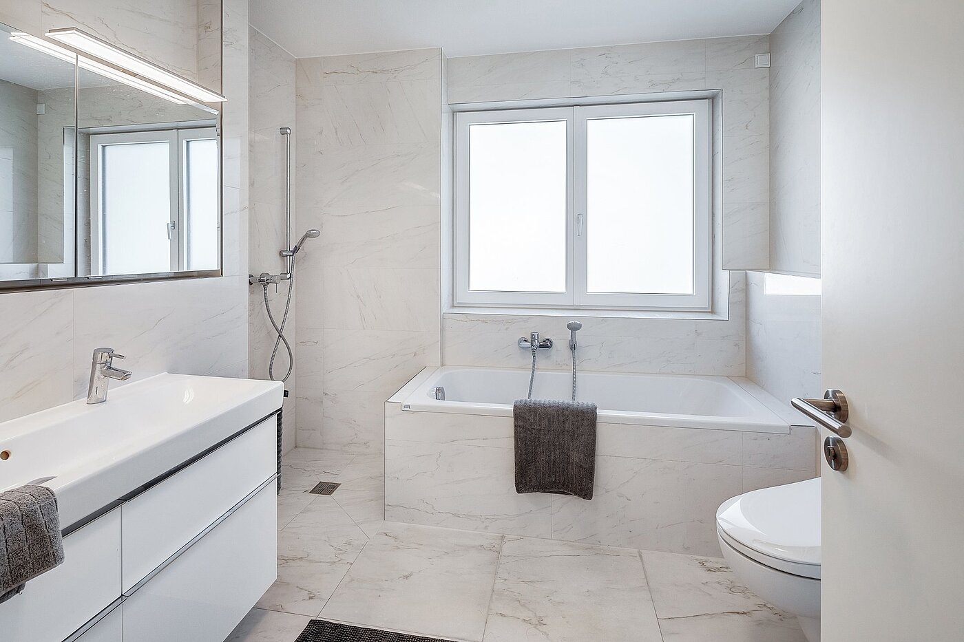 Semi-detached House with 6 room | München-Pasing | 2007ML5 | Masterbad mit Dusche u. Wanne