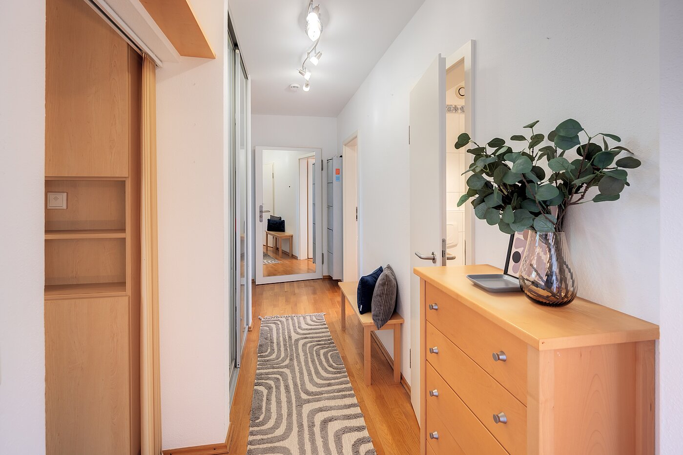 Attic Apartment with 3 room | 70501 | Geräumiger Flur