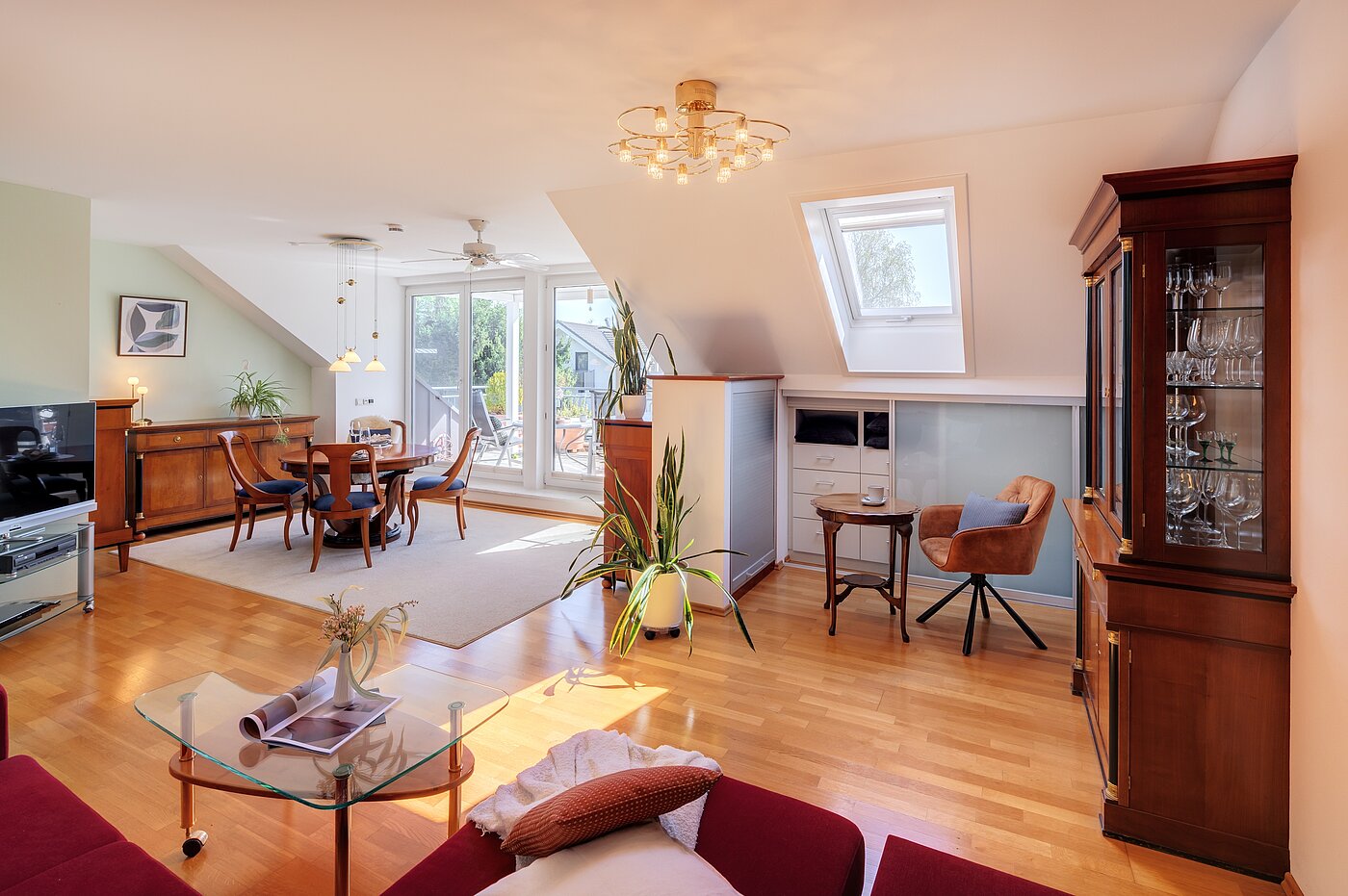 Attic Apartment with 3 room | 70501 | Großzügig und Lichtdurchflutet