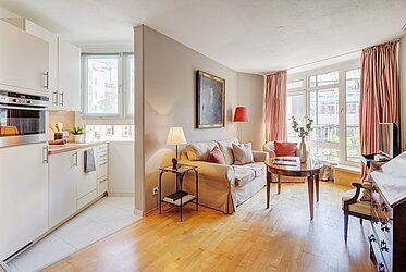 Maxvorstadt: Charming split-level apartment with a balcony and an underground parking space in a prime location—available now
