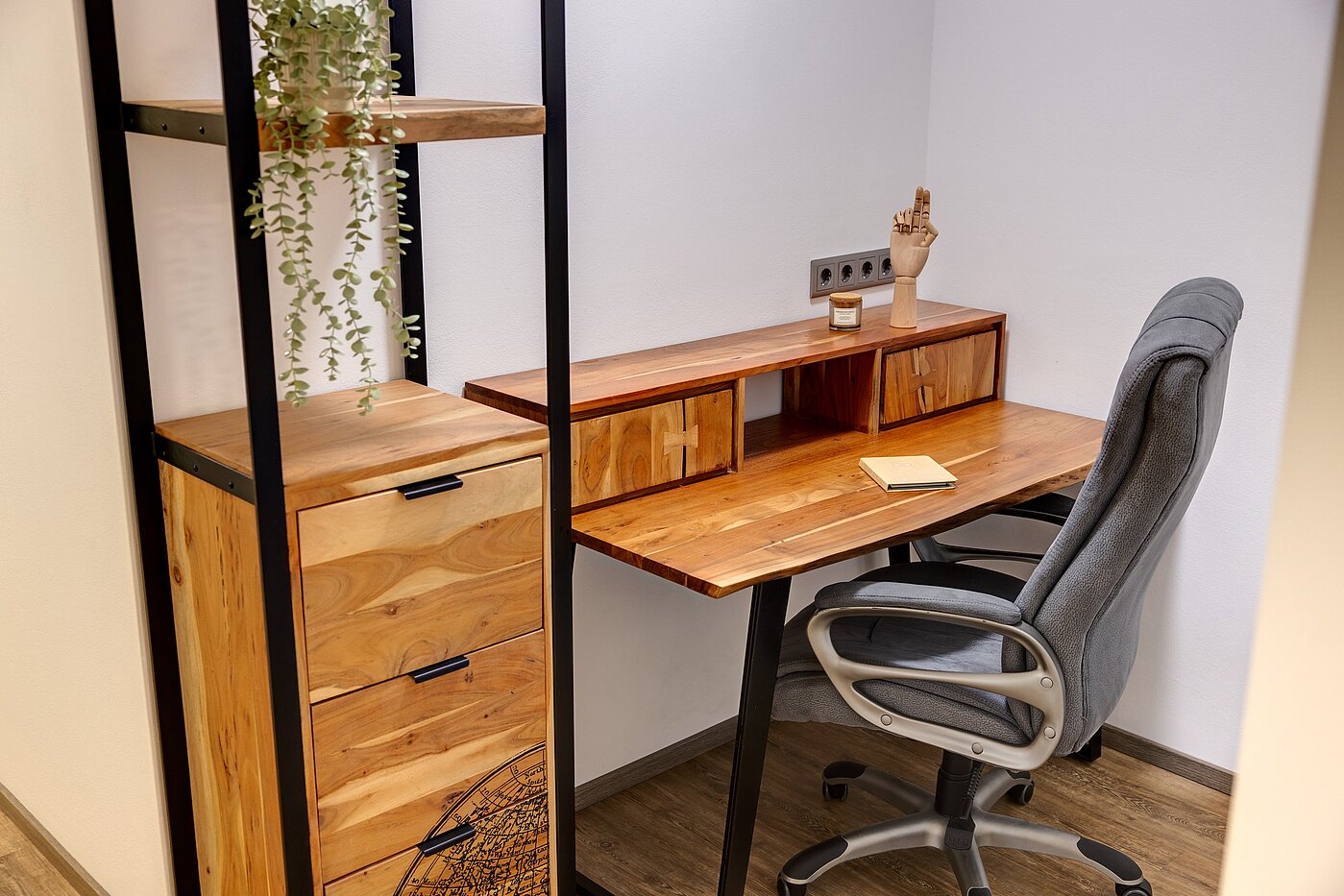 Maisonette with 3 room | München-Milbertshofen | 702341 | ...mit Schreibtisch aus Holz