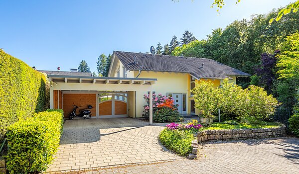Detached house with 5 room | Icking | 70438 | Hausansicht mit Carport