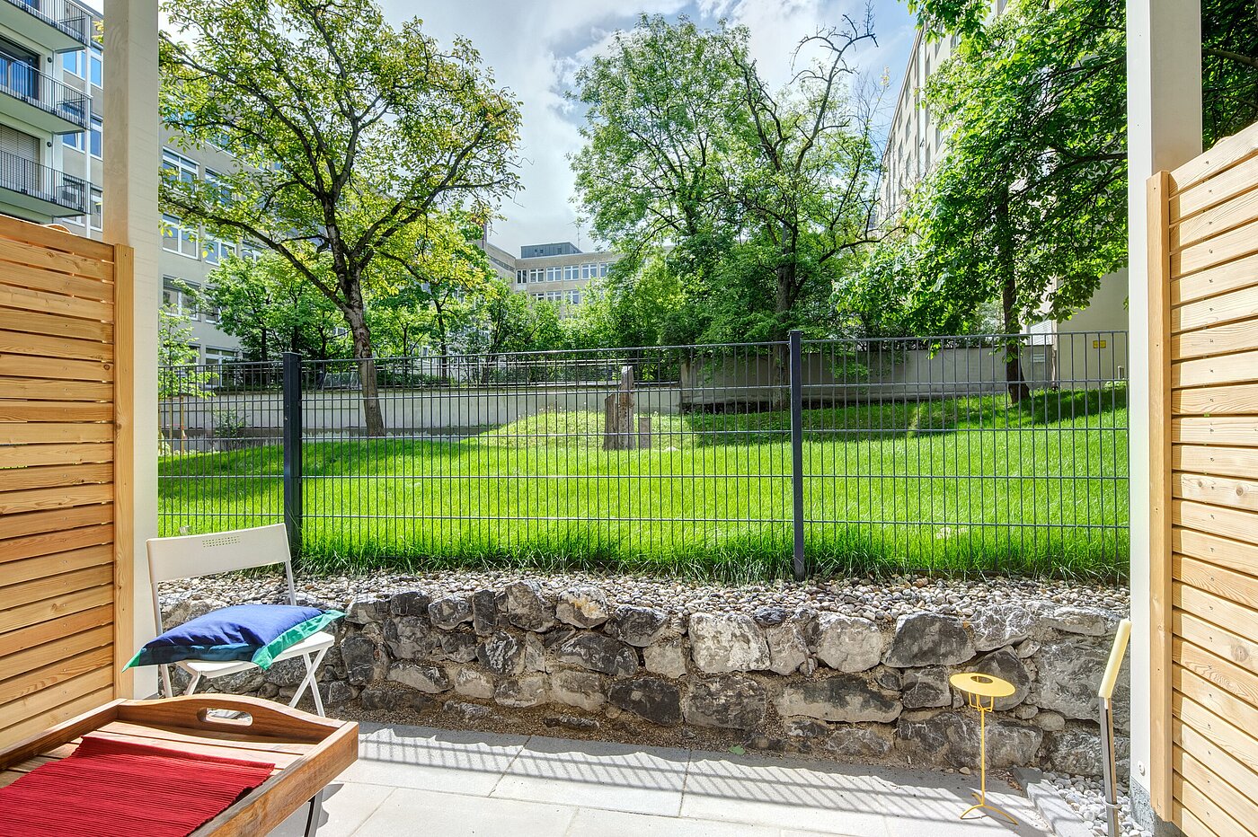 Ground floor apartment with 1 room | München-Bogenhausen | 2301ML3 | Terrasse mit Ausblick im Sommer