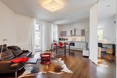 Maxvorstadt: 2-room apartment in turn-of-the-century splendor