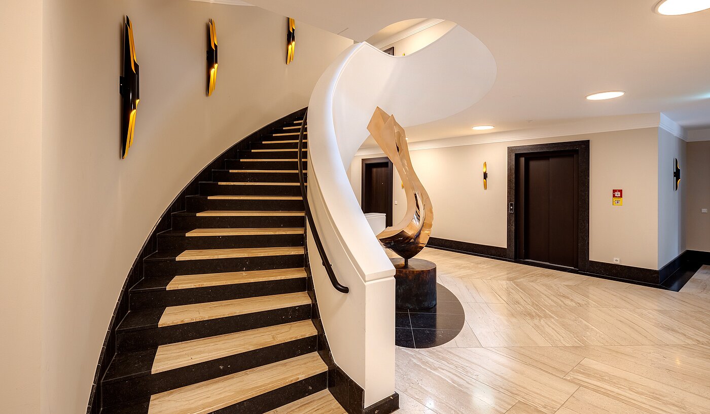 Apartment with 3 room | 70046 | Geschwungene Natursteintreppe