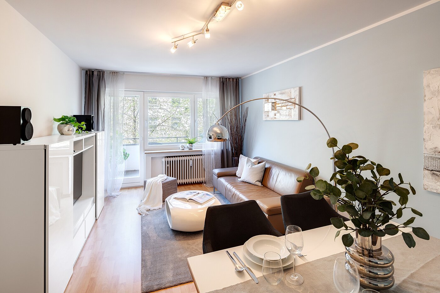 Apartment with 2 room | München-Schwabing | 70013 | Wohnzimmer mit Zugang zum Balkon...