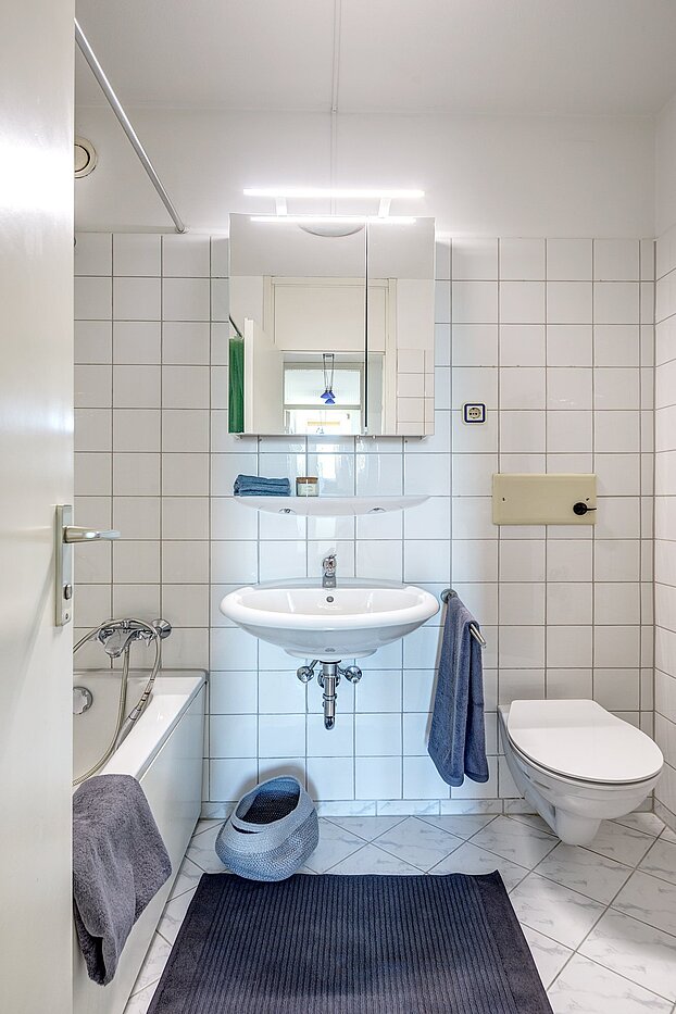 Apartment with 2 room | München-Sendling-Westpark | 2010ML9 | Weiß gefliestes Badezimmer...