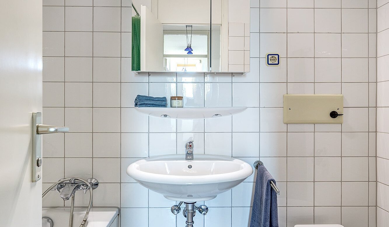 Apartment with 2 room | München-Sendling-Westpark | 2010ML9 | Weiß gefliestes Badezimmer...