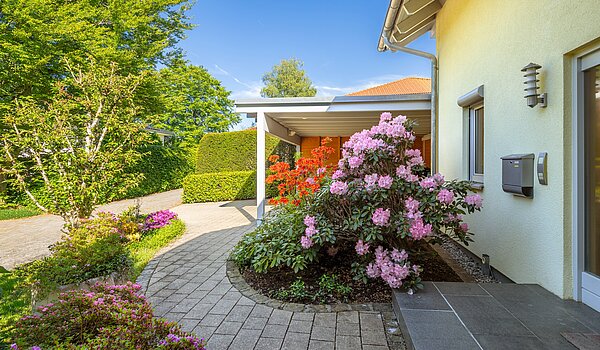 Detached house with 5 room | Icking | 70438 | Blühender Vorgarten