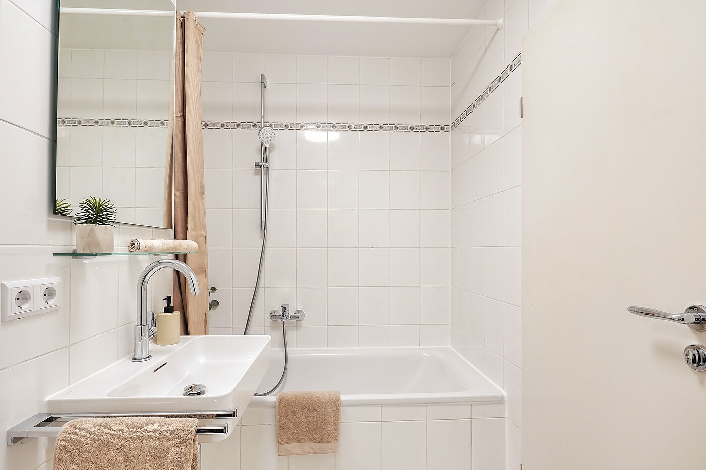 Apartment with 2 room | München-Laim | 70226 | Badewannenbad mit...