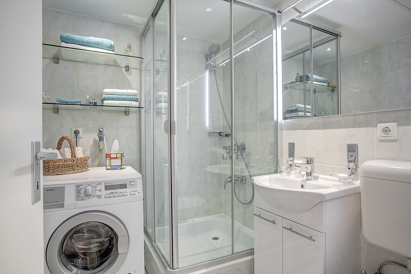 Apartment with 1 room | München-Moosach | 70092 | Duschbad mit Waschtrockner