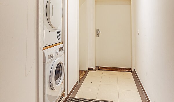 Ground floor apartment with 4 room | München-Neuhausen | 70471 | Gemeinschaftsflur Blickrichtung Eingang