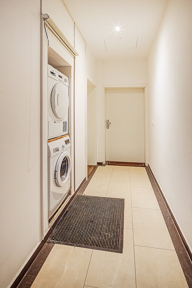 Ground floor apartment with 4 room | München-Neuhausen | 70471 | Gemeinschaftsflur Blickrichtung Eingang