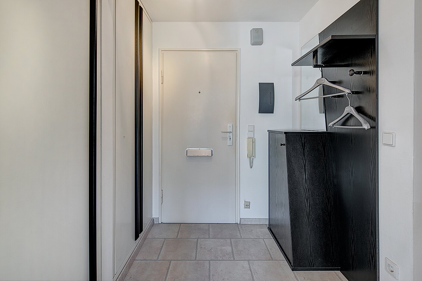 Apartment with 1 room | München-Feldmoching | 70484 | Flur mit Garderobe