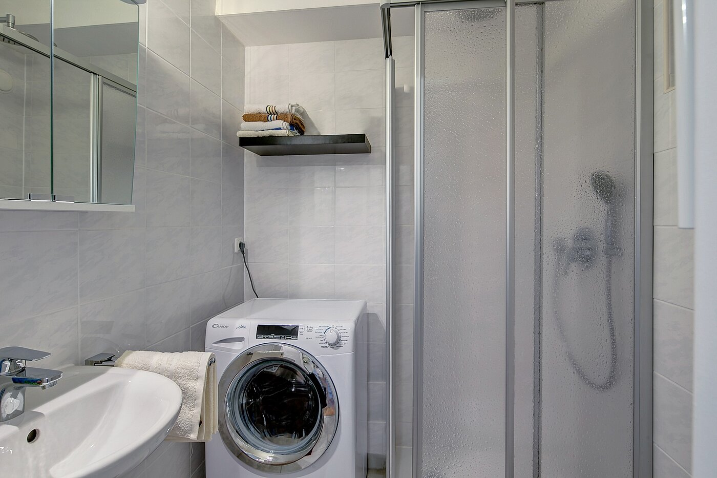 Apartment with 1 room | München-Berg am Laim | 2301ML4 | Weiß gefliestes Bad...