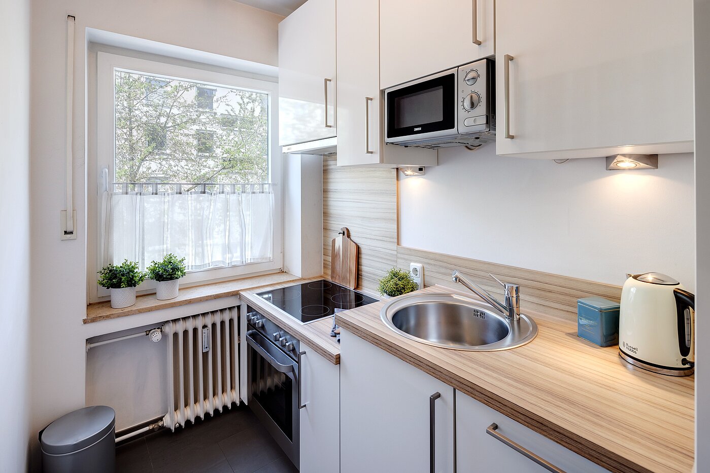 Apartment with 2 room | München-Schwabing | 70013 | Kleine Küche mit Fenster...