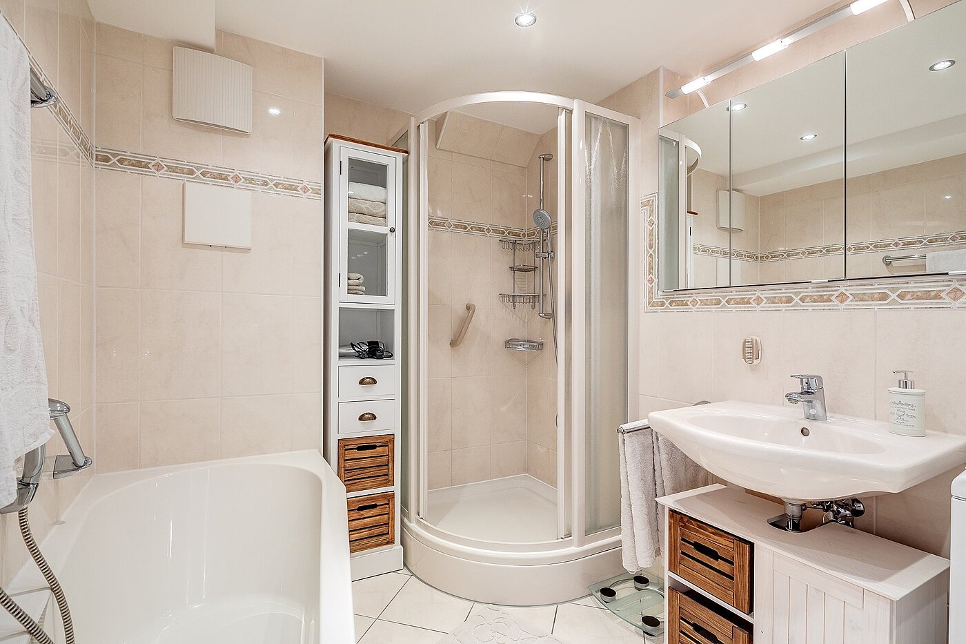 Apartment with 2.5 room | München-Moosach | 2012ML4 | Helles Bad mit Dusche