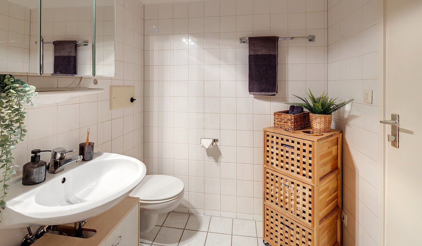 Apartment with 2 room | München-Sendling-Westpark | 2204ML2 | Weiß gefliestes Bad...