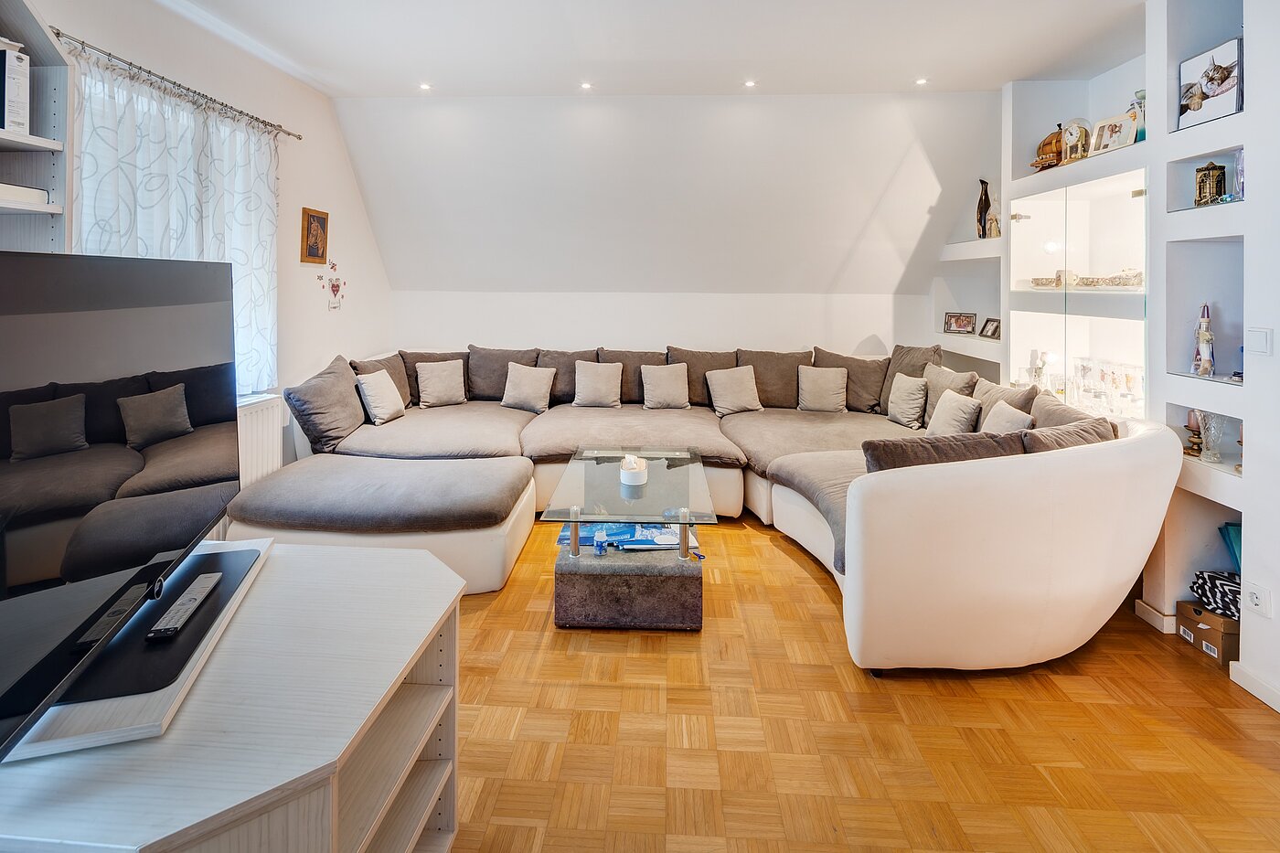 Detached house with 8 room | 70229 | Wohnzimmer...