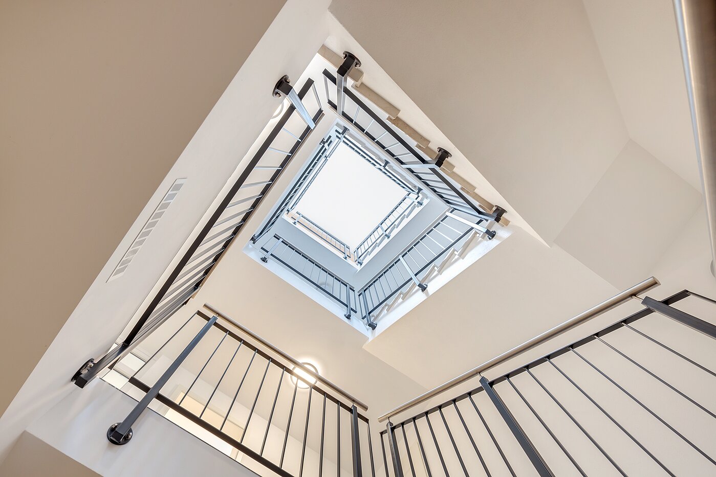 Special property with 9 room | 70406 | Treppenhaus Gewerbe