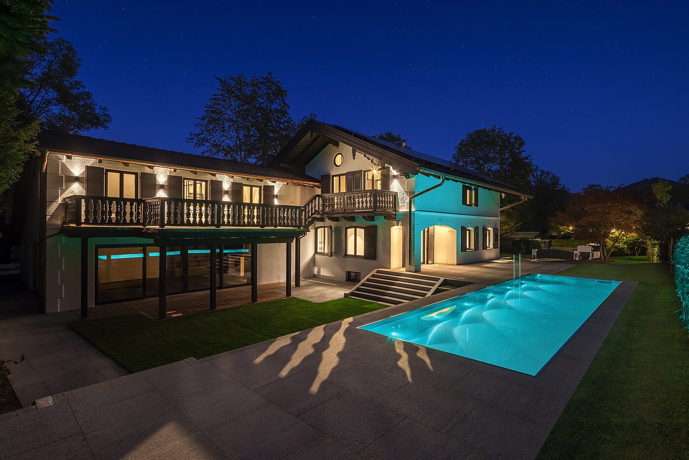Special property with 15 room | Bad Wiessee | 701591 | Landhaus mit Außenpool bei Dämmerung
