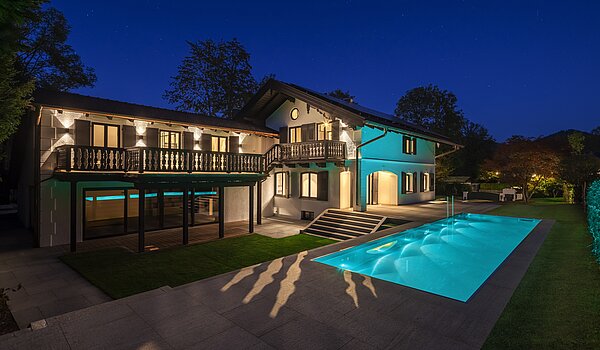 Special property with 15 room | Bad Wiessee | 701591 | Landhaus mit Außenpool bei Dämmerung