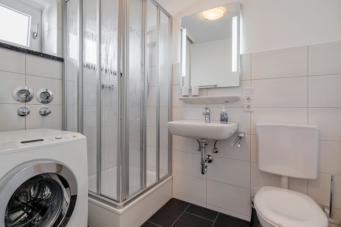Apartment with 1 room | München-Schwabing | 2105ML1 | ... helles Duschbad