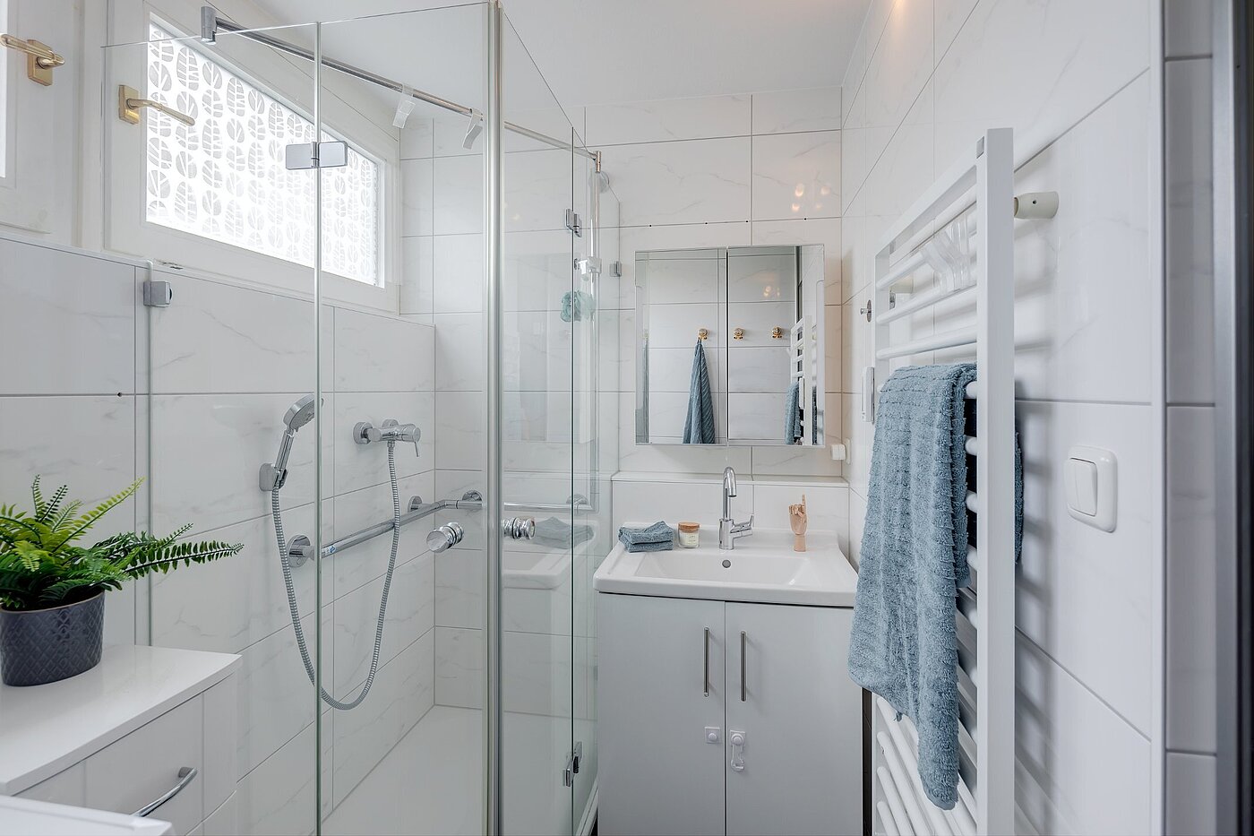 Apartment with 3 room | München-Perlach | 2010ML5 | Bad mit begehbarer Dusche