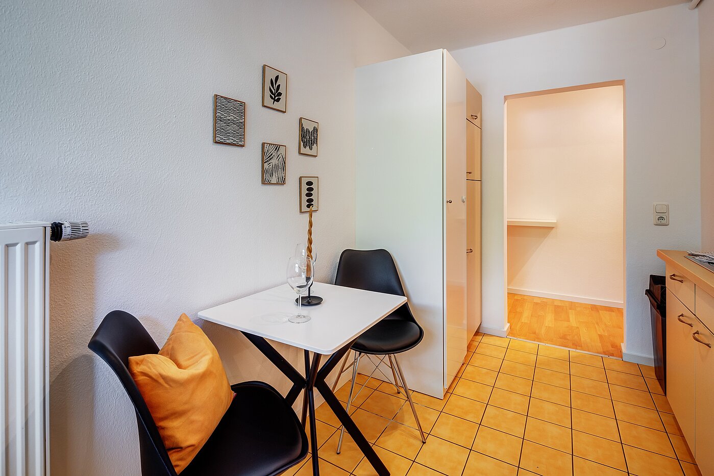Apartment with 2.5 room | München-Isarvorstadt | 70121 | und kleinem Esstisch