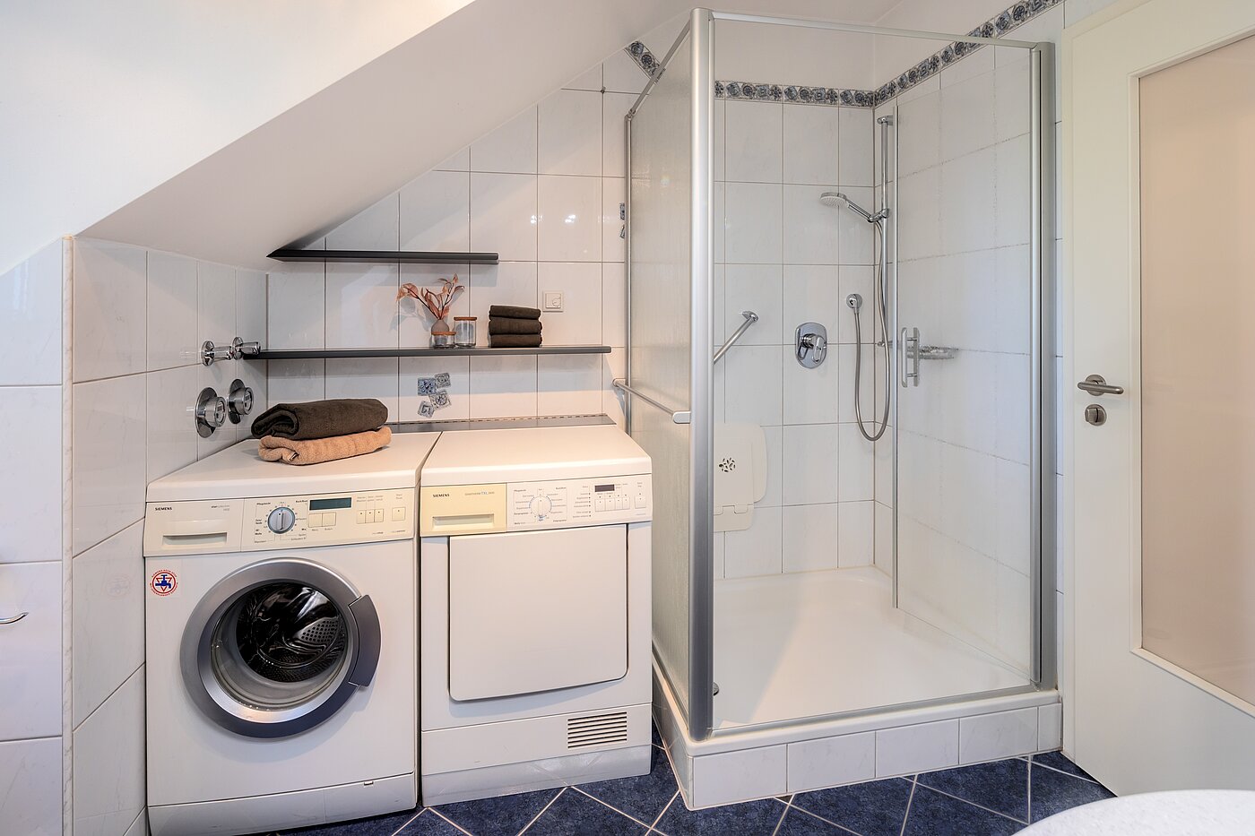 Attic Apartment with 3 room | 70501 | Dusche