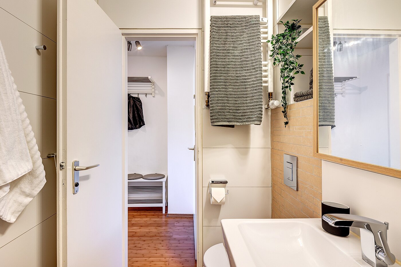 Apartment with 1 room | München-Schwabing | 2210ML3 | ...und Handtuchheizkörper