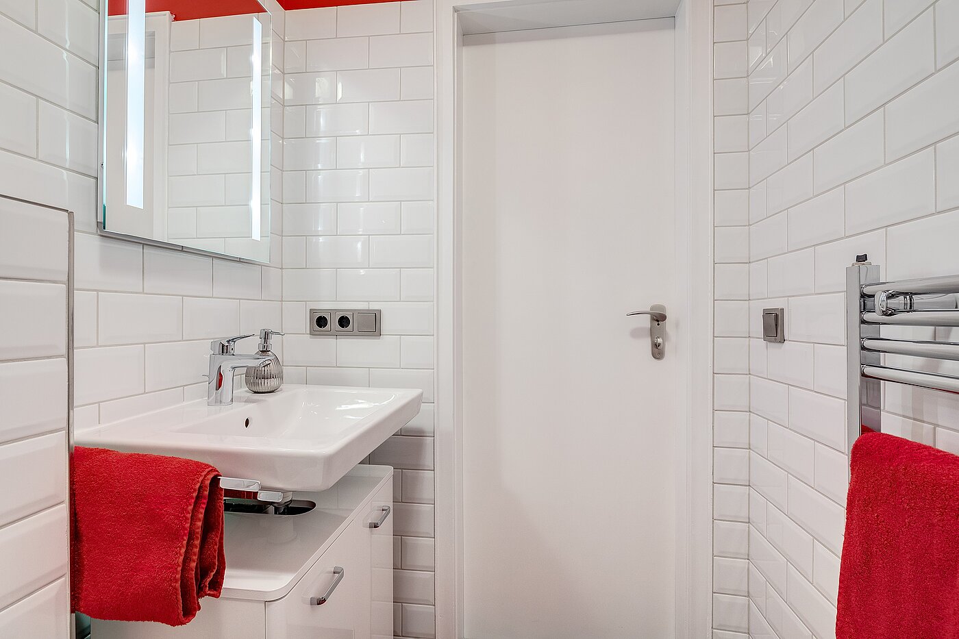 Apartment with 2 room | München-Bogenhausen | 70287 | Weiß gefliestes Bad...