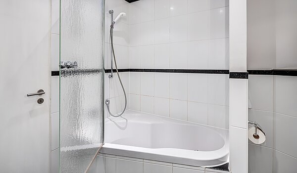 Apartment with 3 room | München-Schwabing | 2202ML12 | ...mit ergonomischer Badewanne