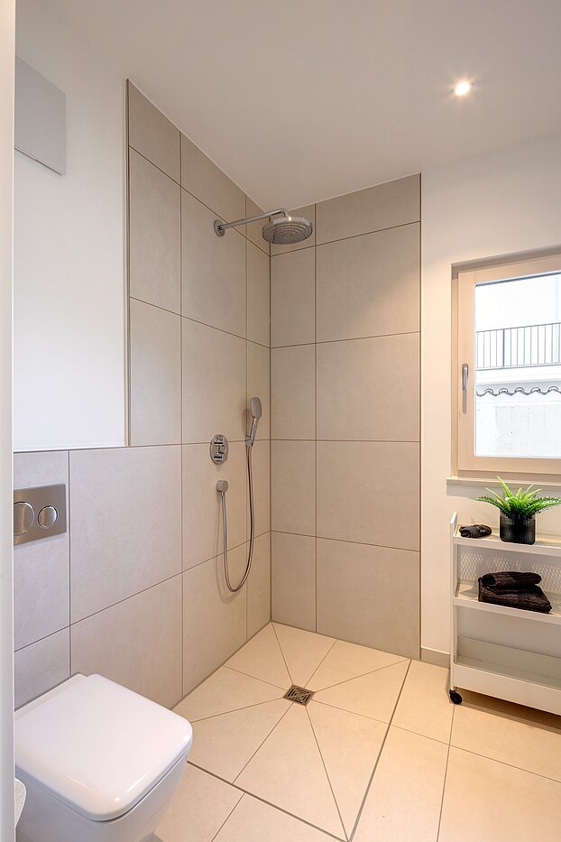 Terrassenwohnung with 2 room | München-Harlaching | 70372 | Begehbare Dusche