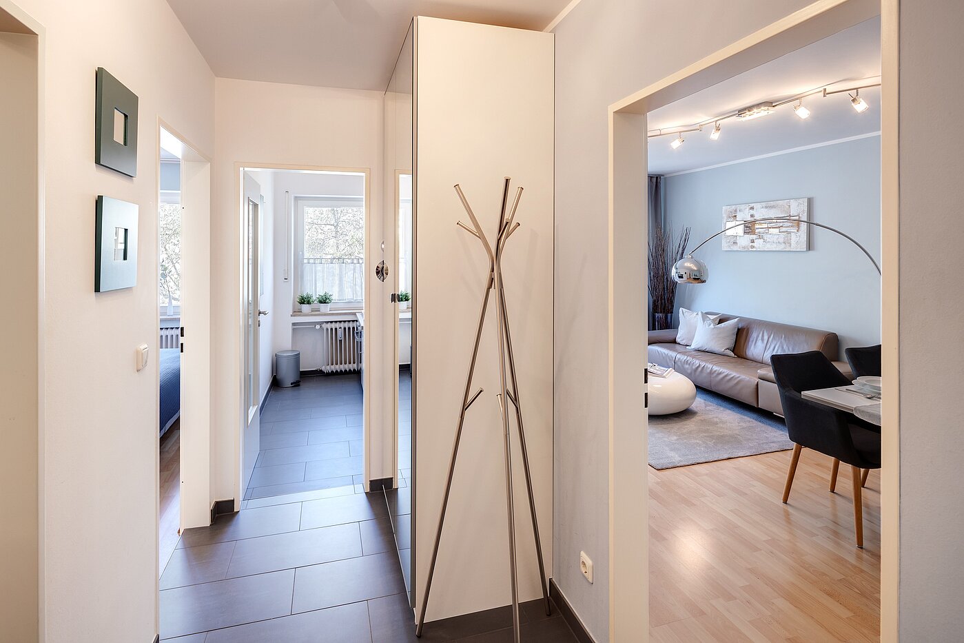 Apartment with 2 room | München-Schwabing | 70013 | ...und Richtung Wohnzimmer, Schlafzimmer und Küche