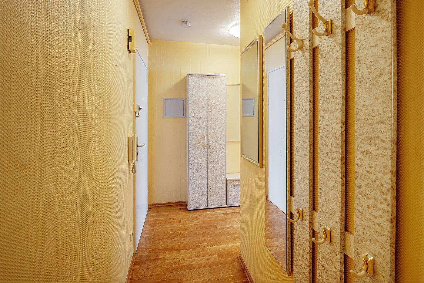Apartment with 2 room | 70075 | Diele mit...
