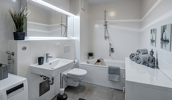 Apartment with 3 room | 70483 | Masterbad mit Wann