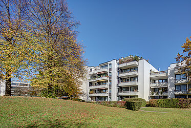 Spacious 5-room apartment with roof terrace and a view over the Alps included!