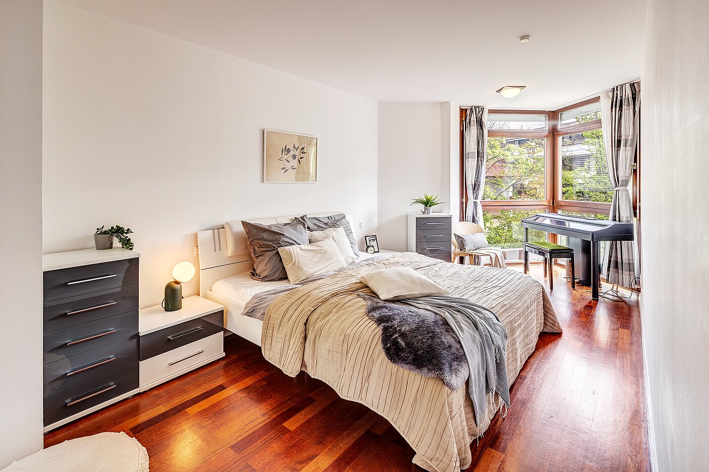 Apartment with 3 room | München-Schwabing | 2202ML12 | Blick ins Schlafzimmer...