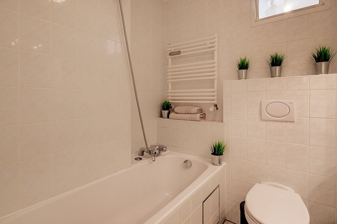 Apartment with 2 room | München-Schwabing | 70130 | ...mit Badewanne und Handtuchheizkörper